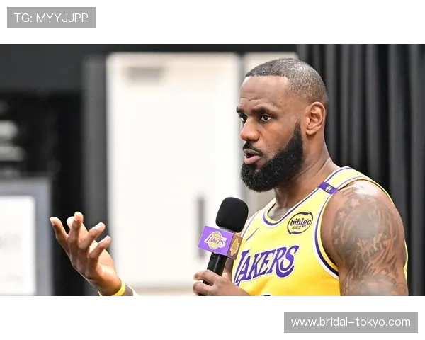 詹姆斯摊手示意不满 布朗尼被过掉引关注